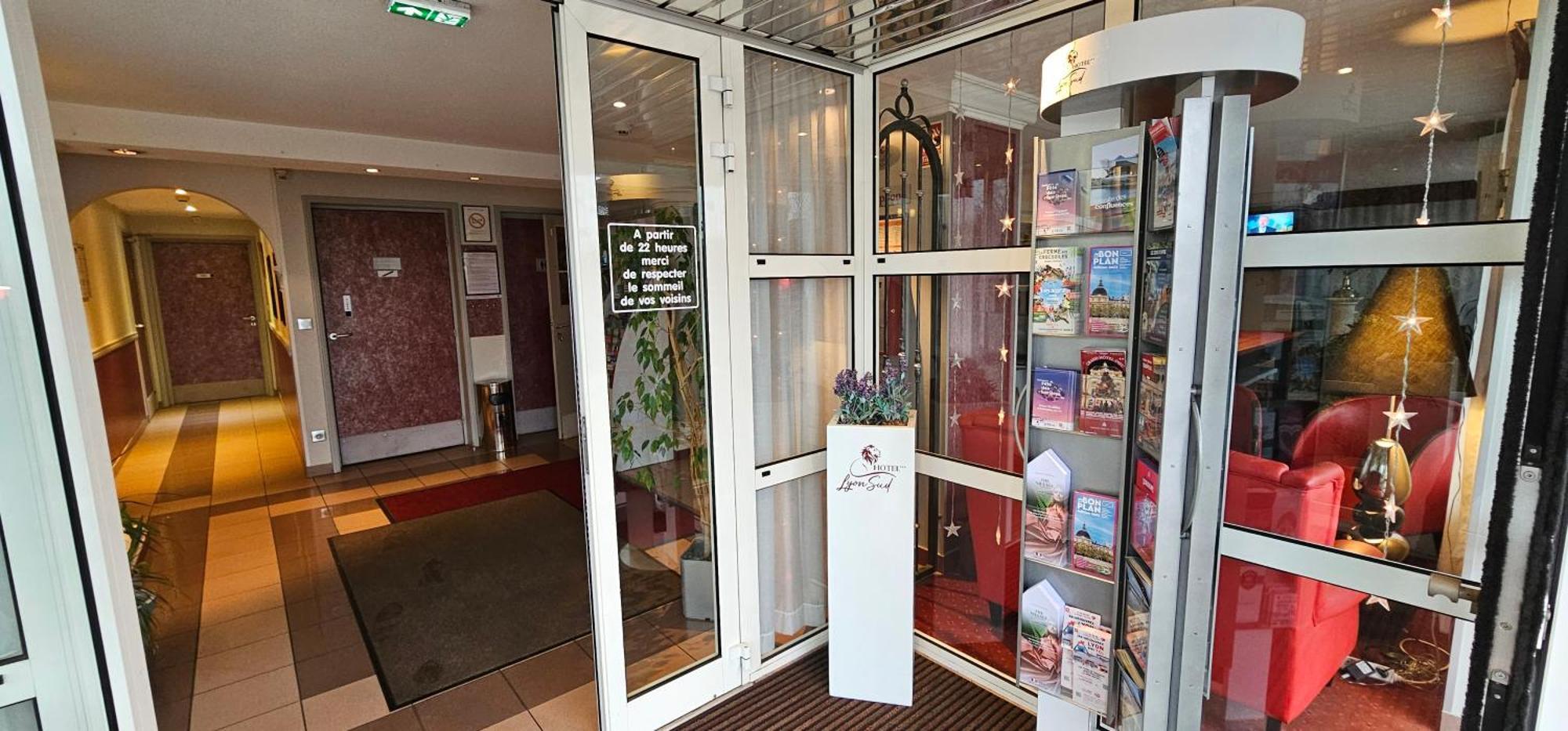 Hotel Lyon Sud, Pierre Benite, St Genis Laval ภายนอก รูปภาพ